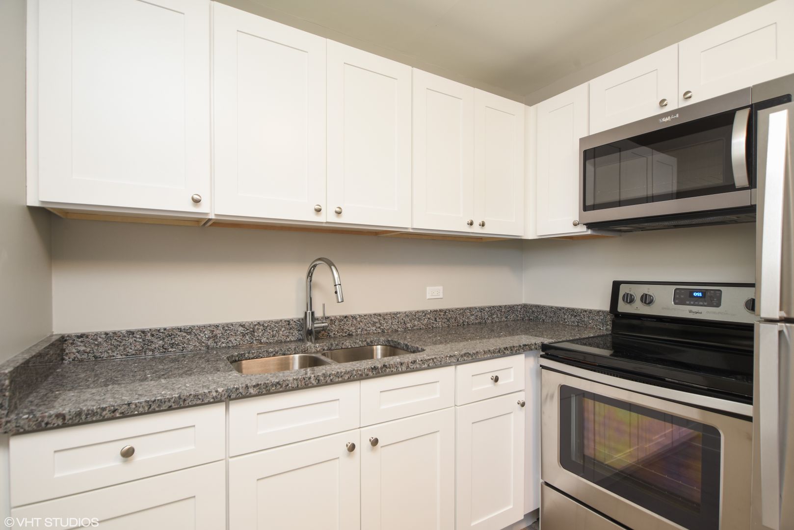 Waukegan Apartment: 2114 N Elmwood Ave