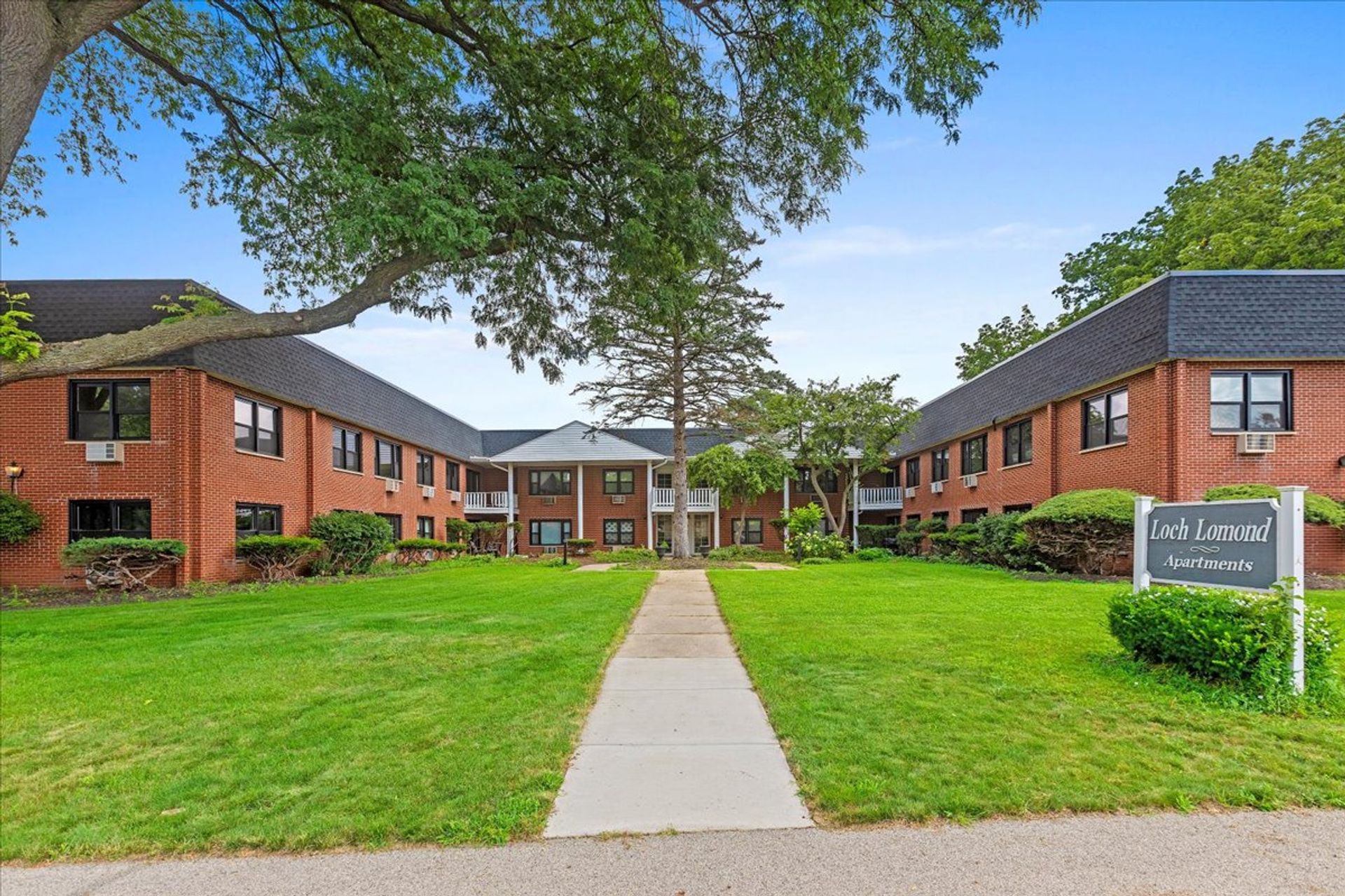 Mundelein Apartment: 300 W Maple Ave