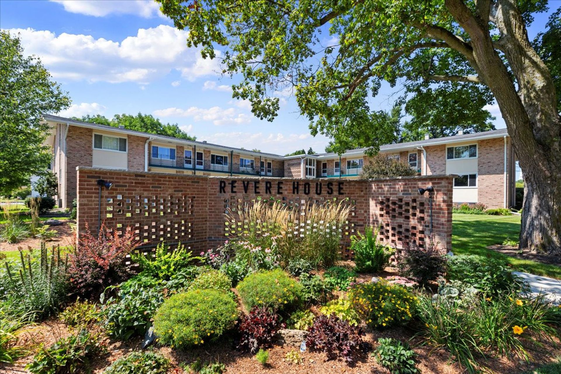 Batavia Apartment: 233 S. Batavia Ave