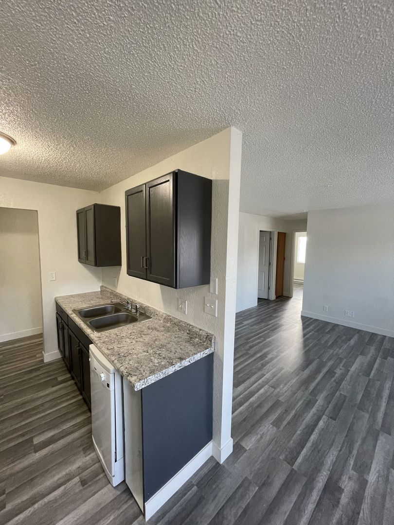 Brandon Apartment: 101/109 S Teton Dr