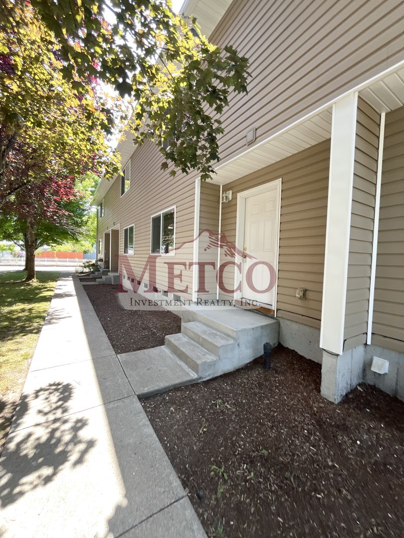 Cottage Grove Apartment: 1113/15/17/19 E Chamberlain