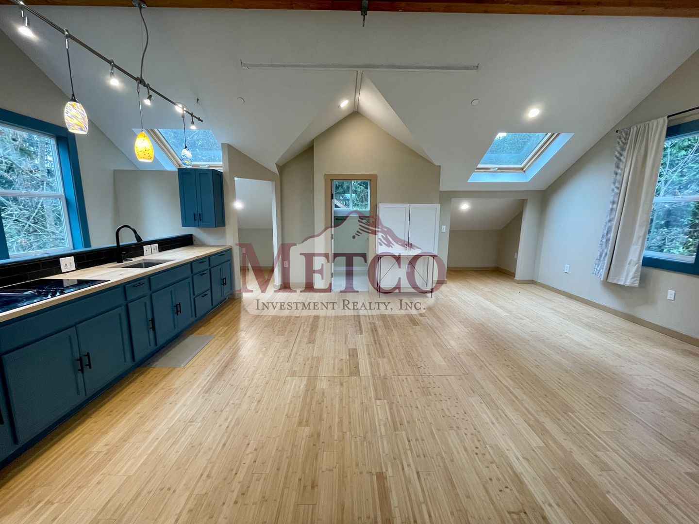 Eugene Apartment: 212/212A Crest Dr.