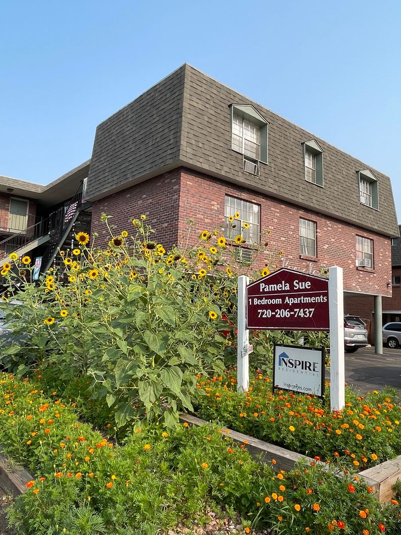 Englewood Apartment: 3425 South Marion St