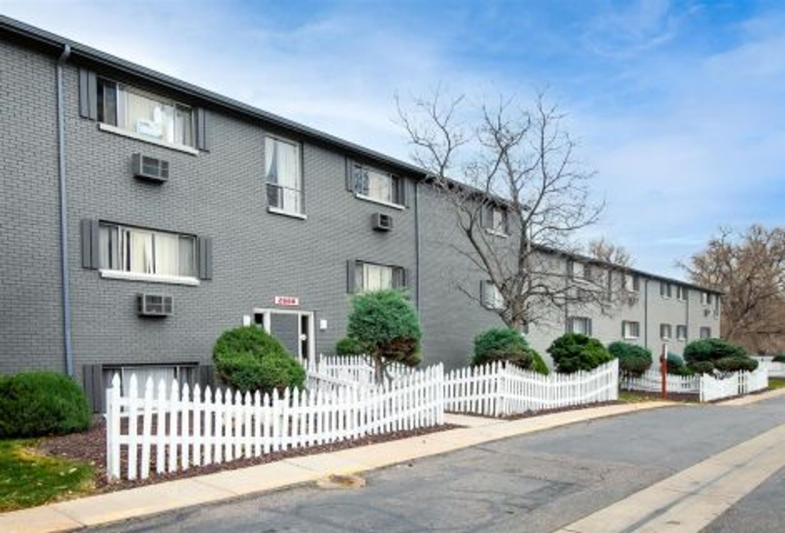 Edgewater Apartment: 2660 Ingalls St