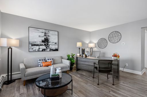 Se Habla Espanol **Special Low Price + 2 weeks off rent** near Downtown Brighton!!!