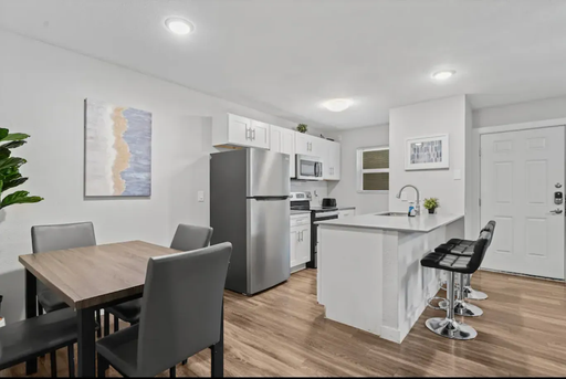 Spacious Two-Bedroom at Hyde Park Square – photo 1