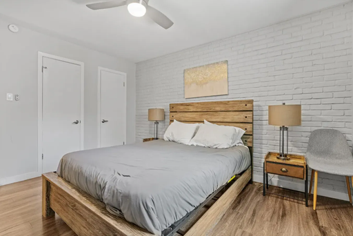 Spacious One-Bedroom at Hyde Park Square – photo 1