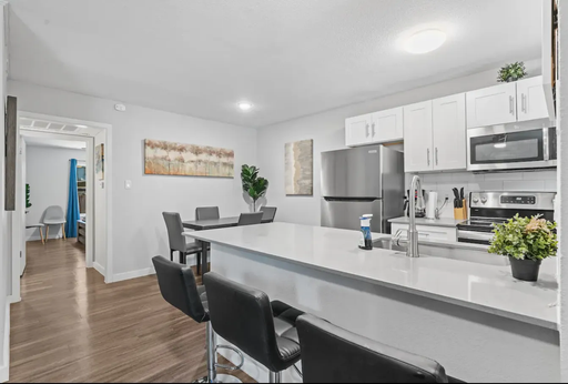 Spacious Two-Bedroom at Hyde Park Square – photo 1