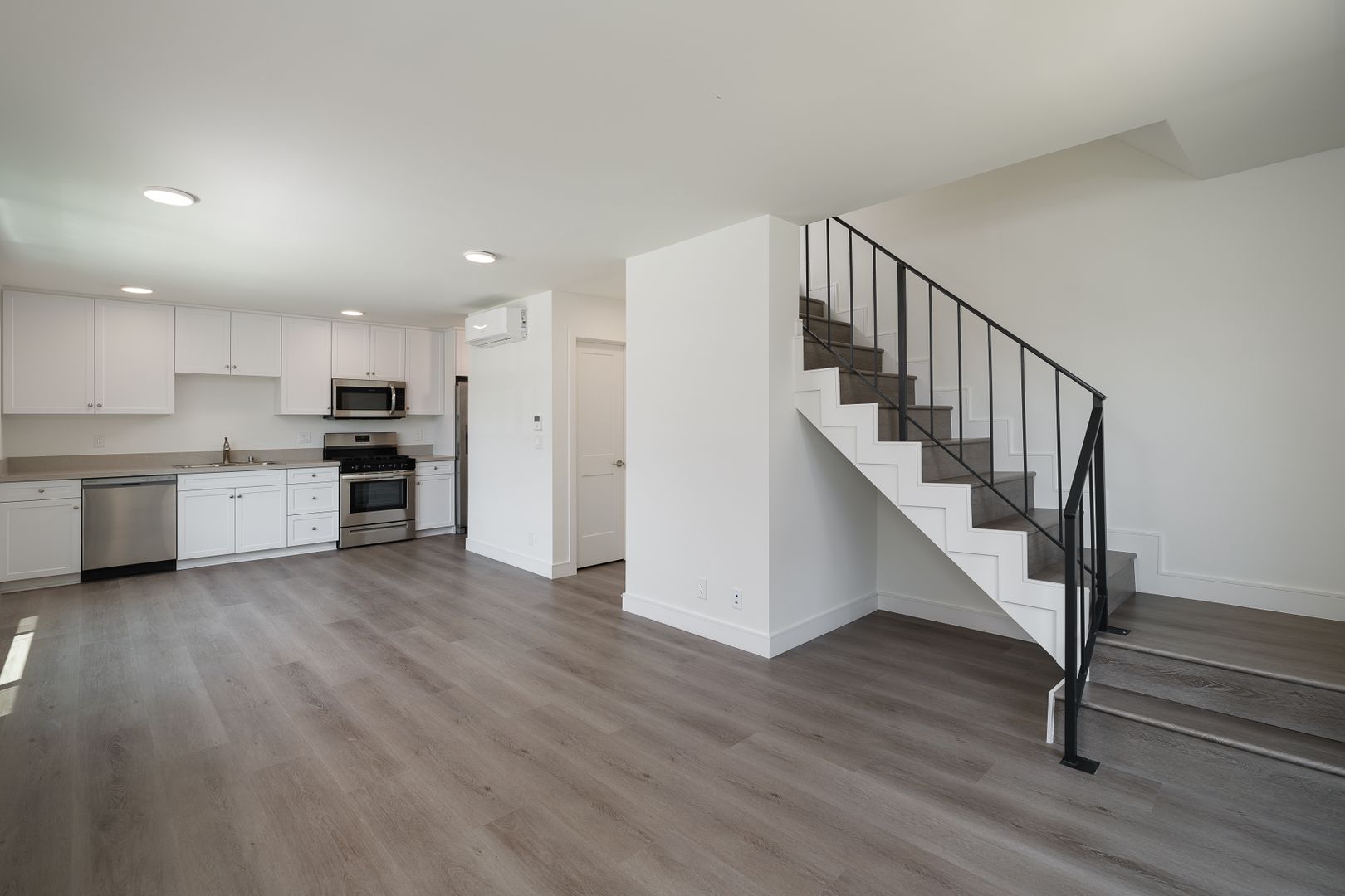 Los Angeles Apartment: 757 S. Kingsley Dr.