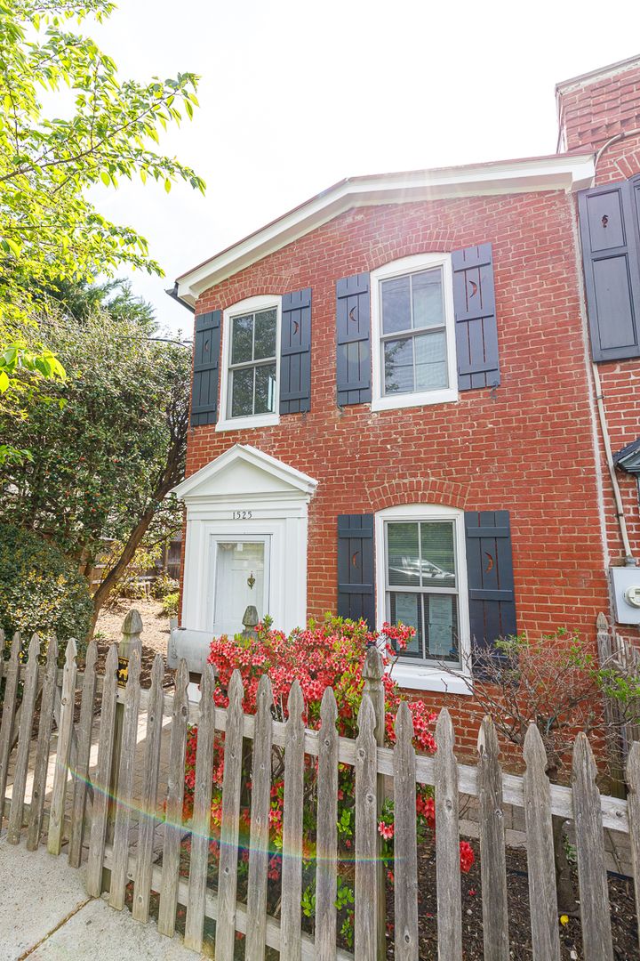 Washington House: 1525 Elliot Place NW