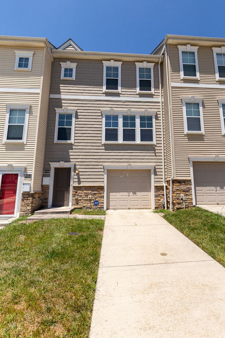 Washington House: 427 Woodcrest Drive SE