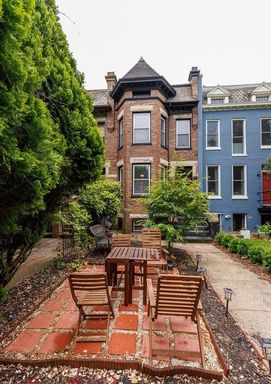 One Bedroom Near Lincoln Park in Capitol Hill! – photo 1