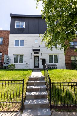 Nearly New Two Bedroom Near H Street – photo 1