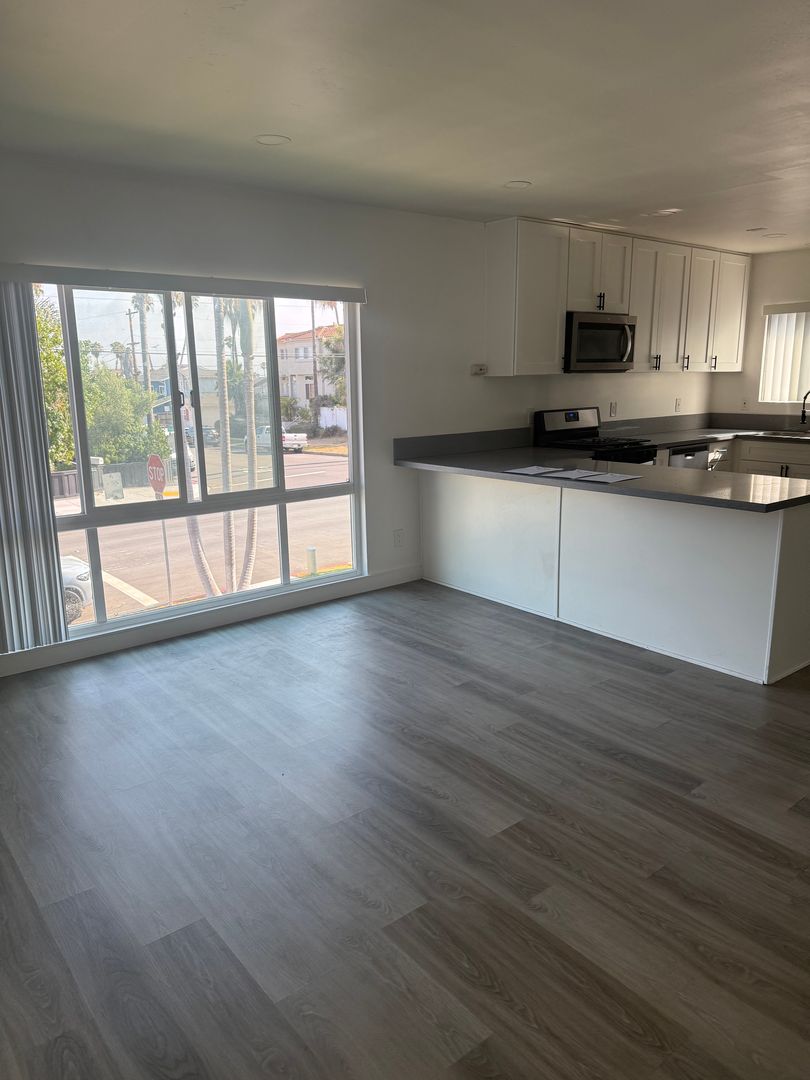 San Diego Apartment: 2006 Diamond St