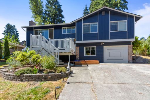 Huge fully fenced dog yard! RV/Boat extra parking! 4 bdrm 2.25 bath. Minutes to I-5, Everett Mall, Boeing – photo 1