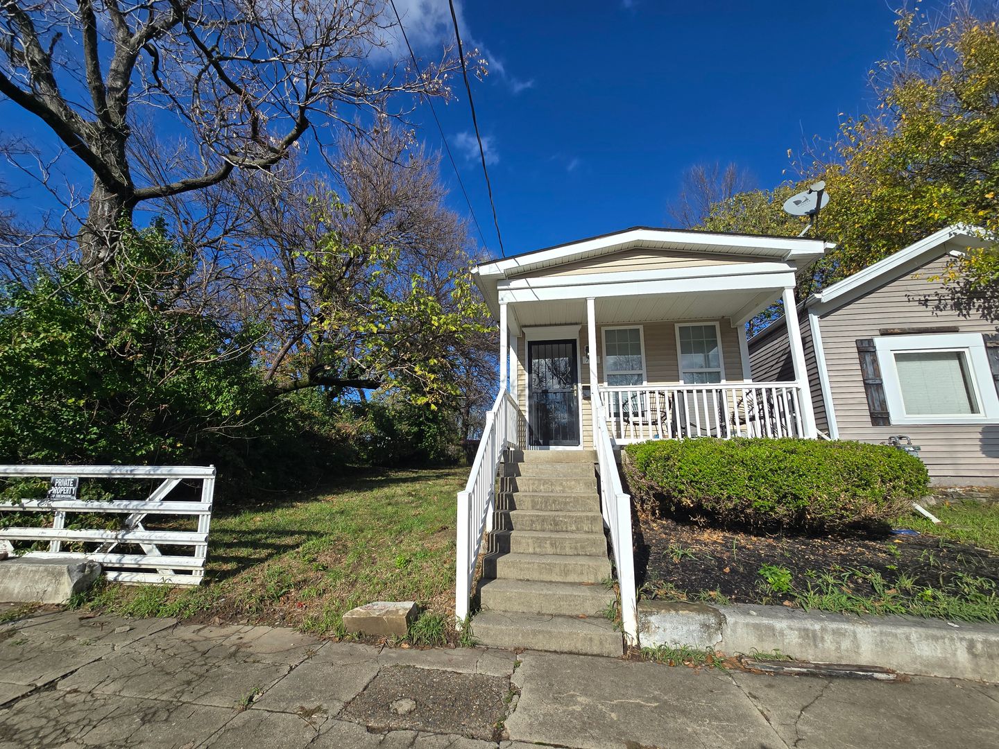 Louisville House: 711 E Jacob St