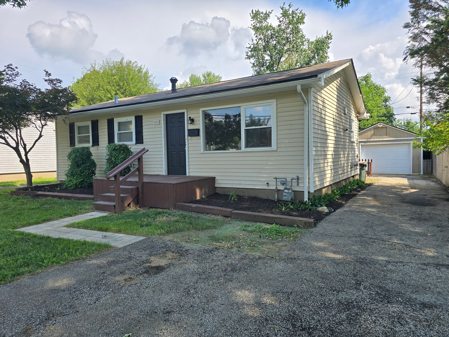 Louisville House: 9809 Old Six Mile Ln