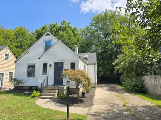 Welcome to this beautifully updated 3-bedroom, 1-bath Cape Cod nestled in the heart of St. Matthews—one of Louisville’s most sought-after and convenient neighborhoods! – photo 1