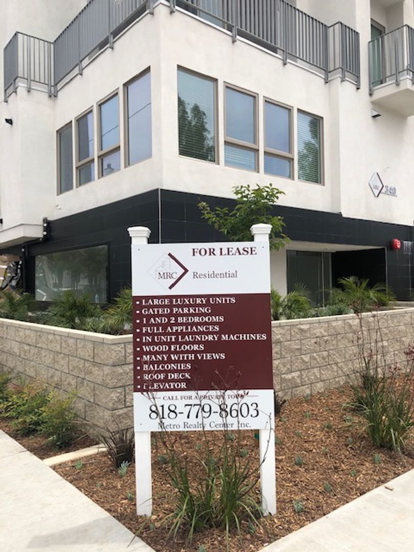 Los Angeles Apartment: 340 N. Oxford Ave.