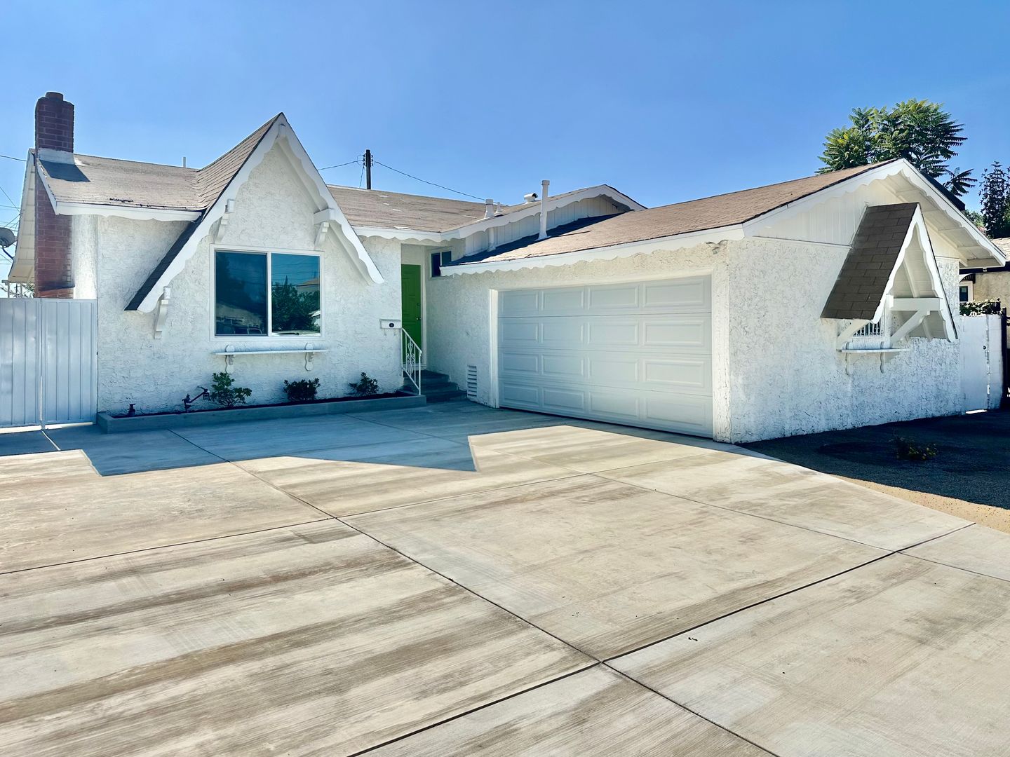 San Fernando House: 13542 Del Sur Street