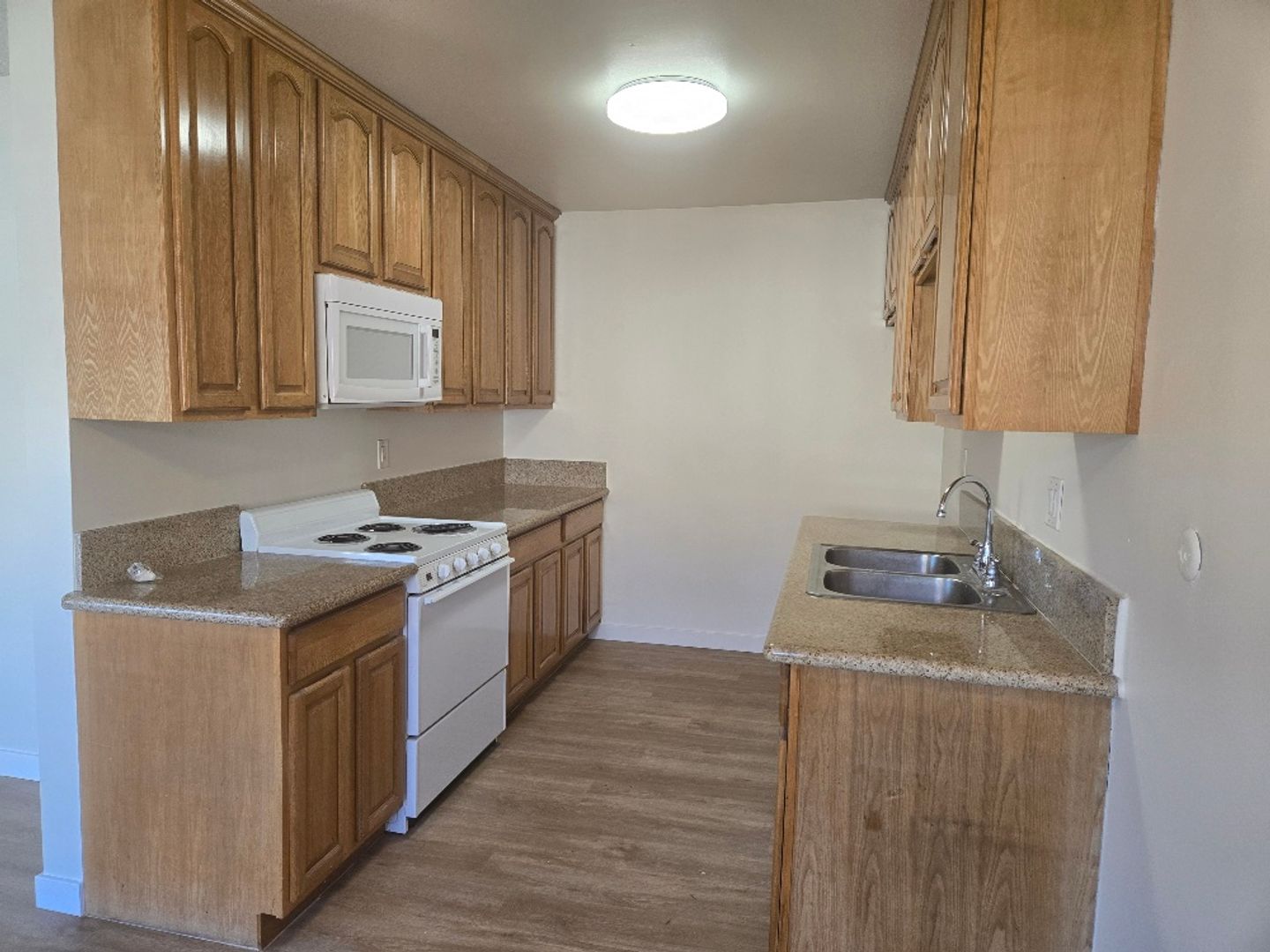 Tarzana Apartment: 18400 Collins St.