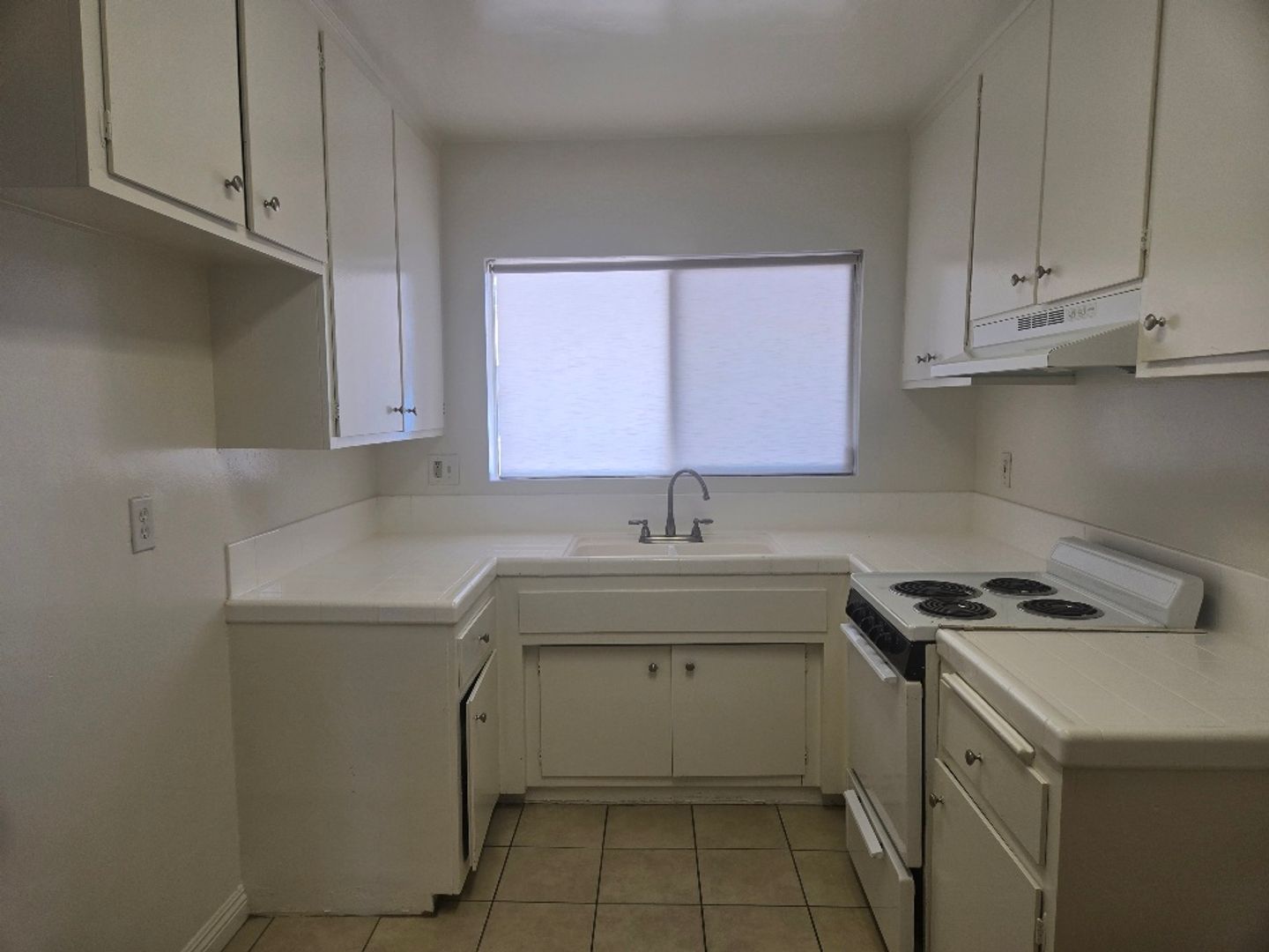 Tarzana Apartment: 18400 Collins St.