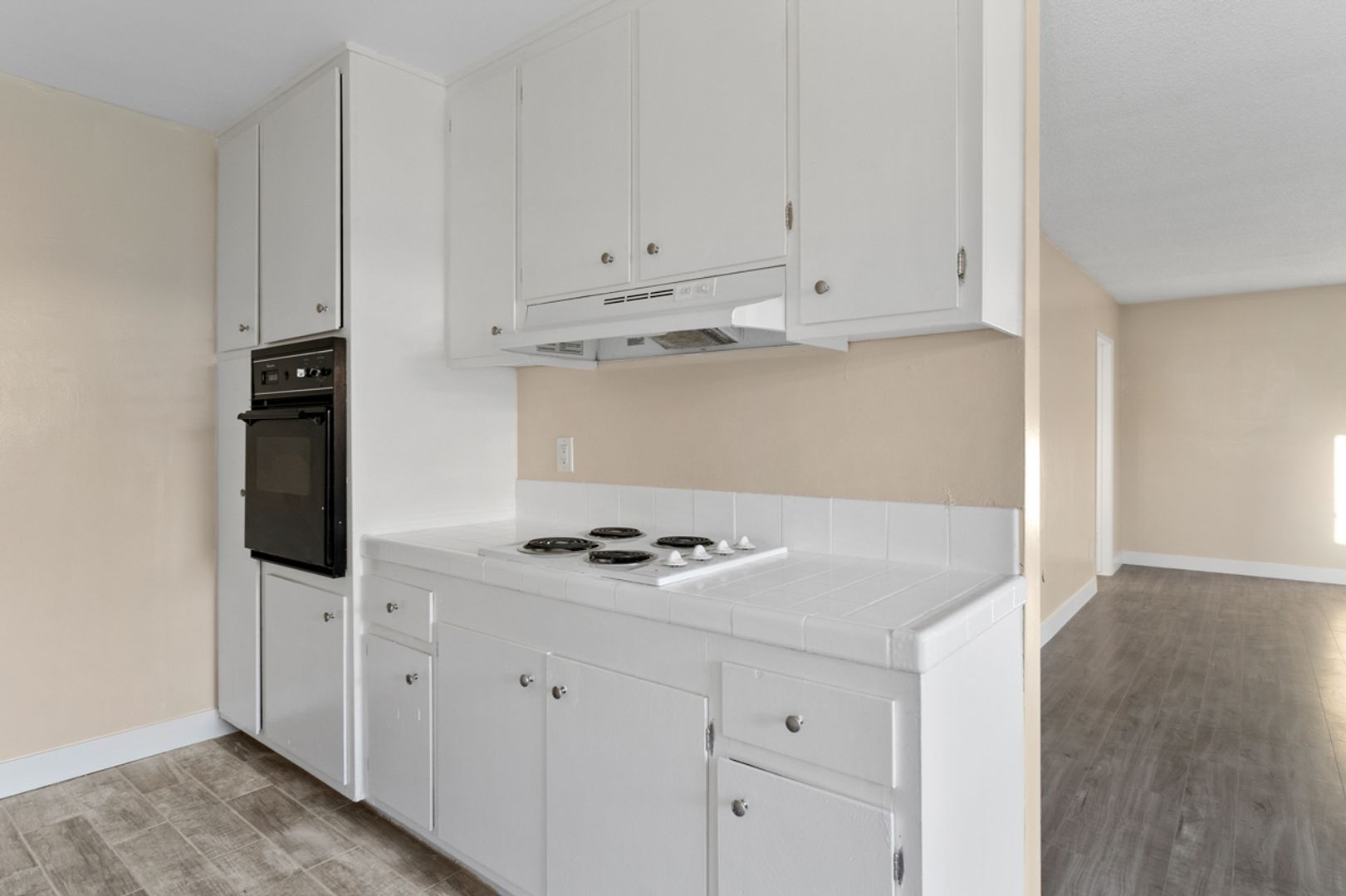 Tarzana Apartment: 18400 Collins St.