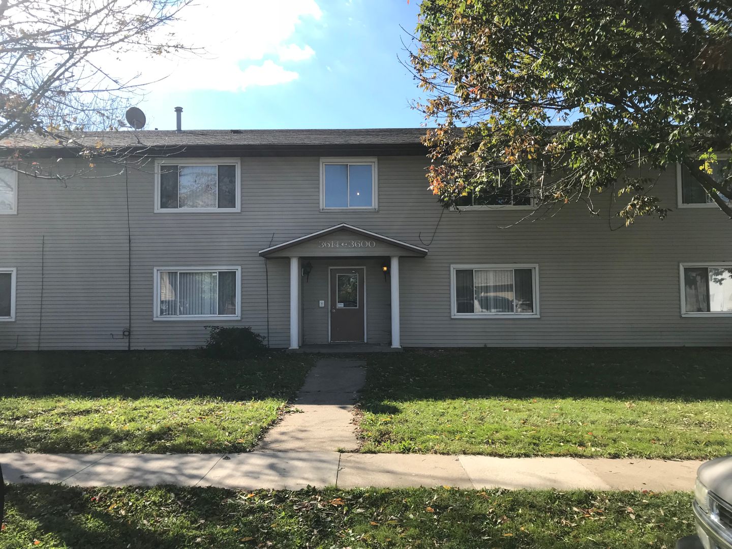 Waterloo Apartment: 3600-3614 Ravenwood Cir