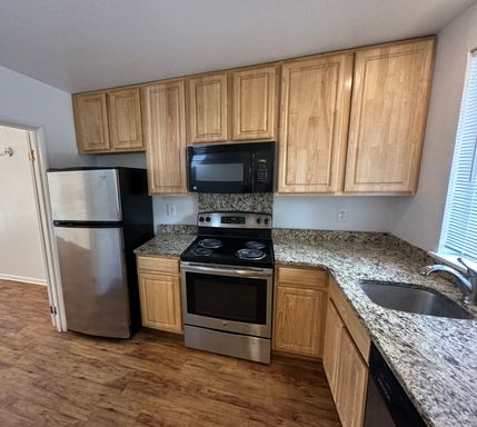 2 Bedroom Townhouse with a Private Yard – photo 1