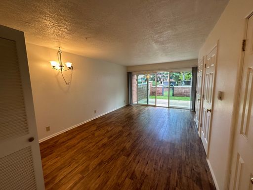 2 Bedroom Townhouse with a Private Yard – photo 1