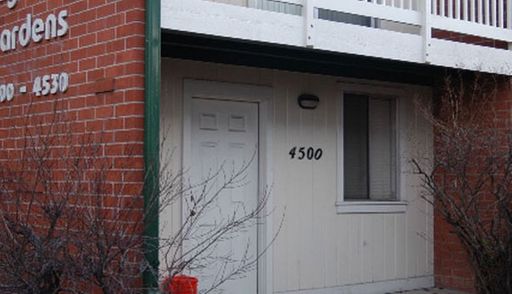 Two Bedroom Townhouse with a Private Yard – photo 1