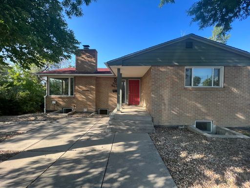 Spacious 5 Bedroom House East of Campus – photo 1