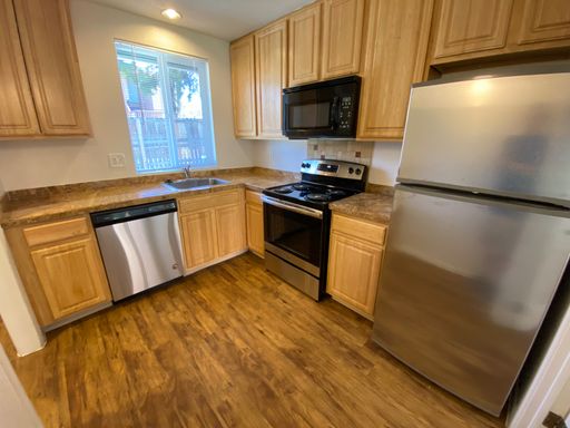 Great 2 Bedroom Townhouse with Private Yard Close to CU – photo 1