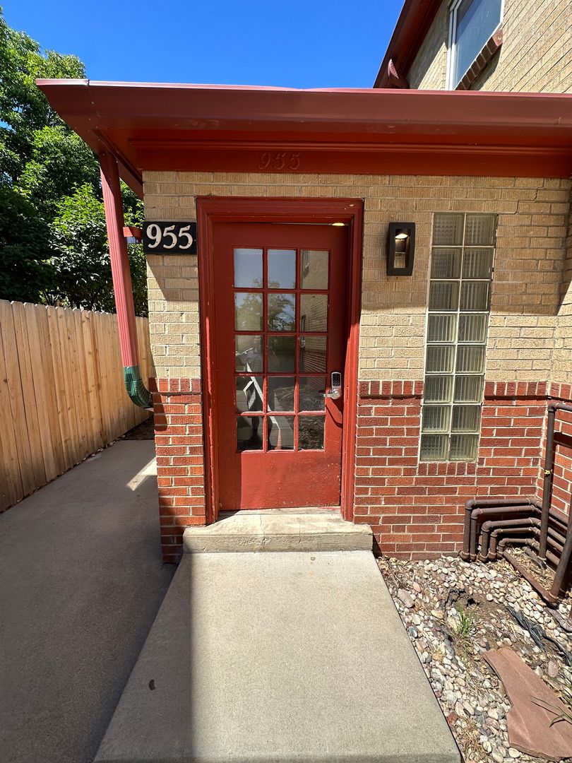 Boulder Apartment: 955 16th St.