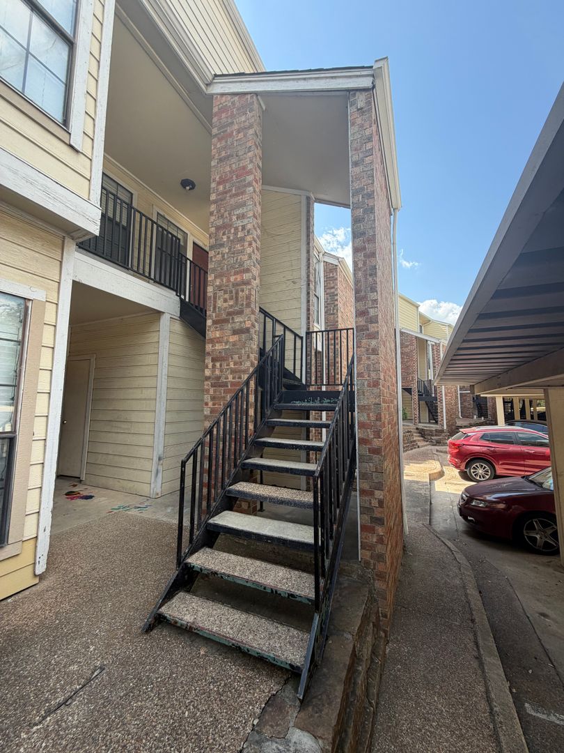 DALLAS House: 9601 FOREST LN
