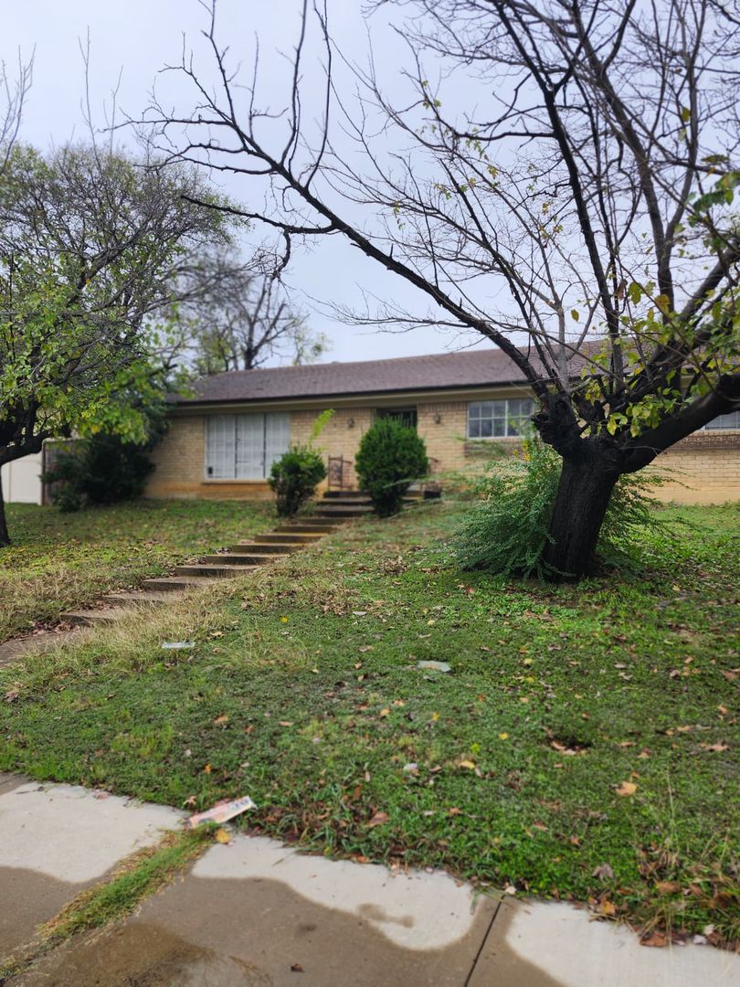 GRAND PRAIRIE House: 1202 CAPETOWN DR