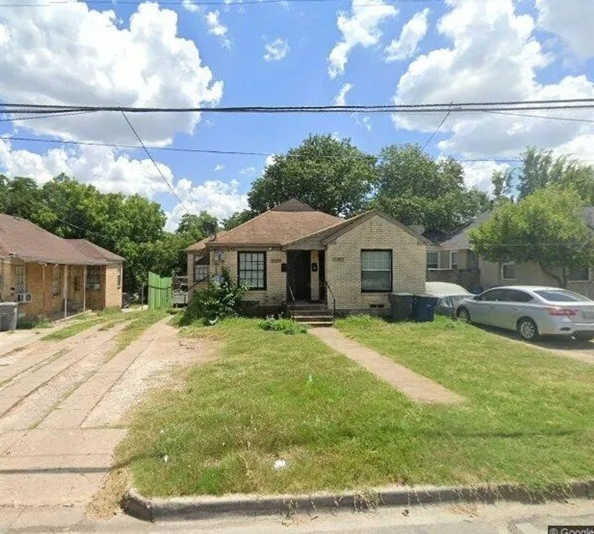 DALLAS House: 2906 W 9TH ST