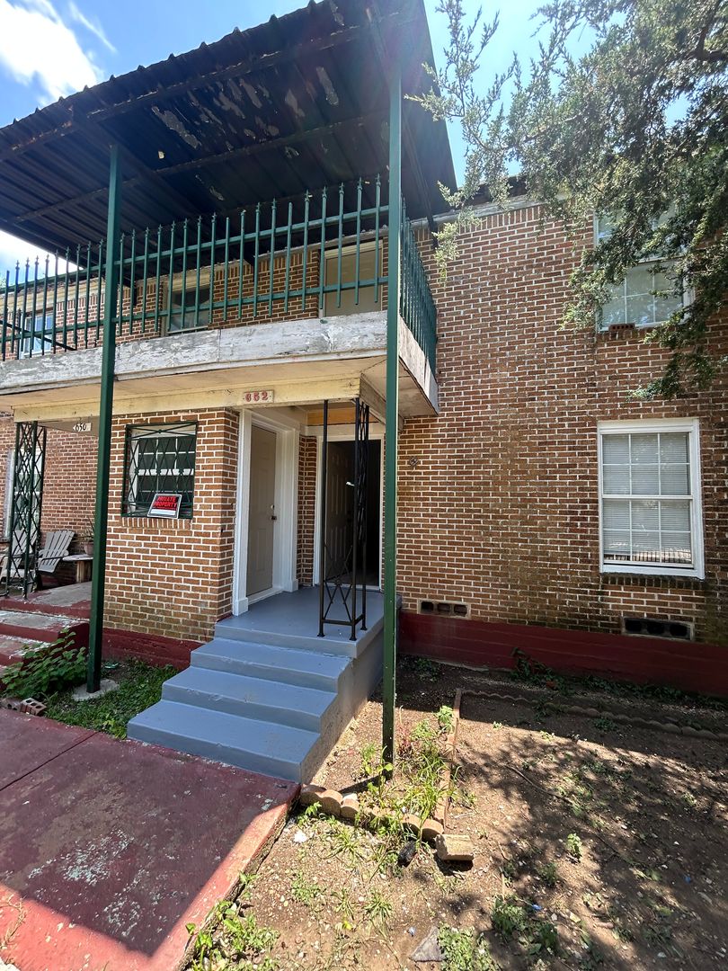 DALLAS Apartment: 650-654 W NEELY ST