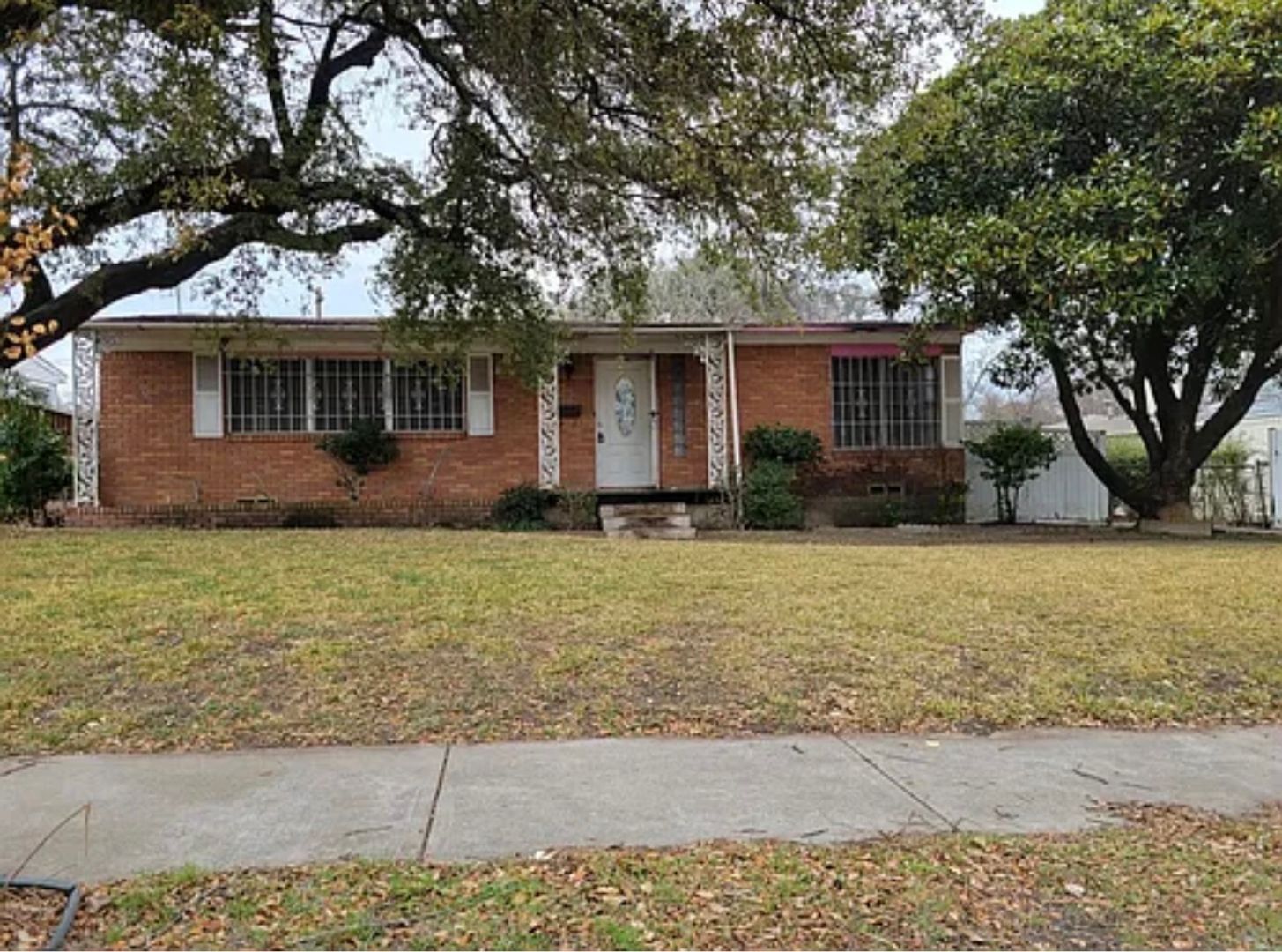 DALLAS House: 2129 E ILLINOIS AVE