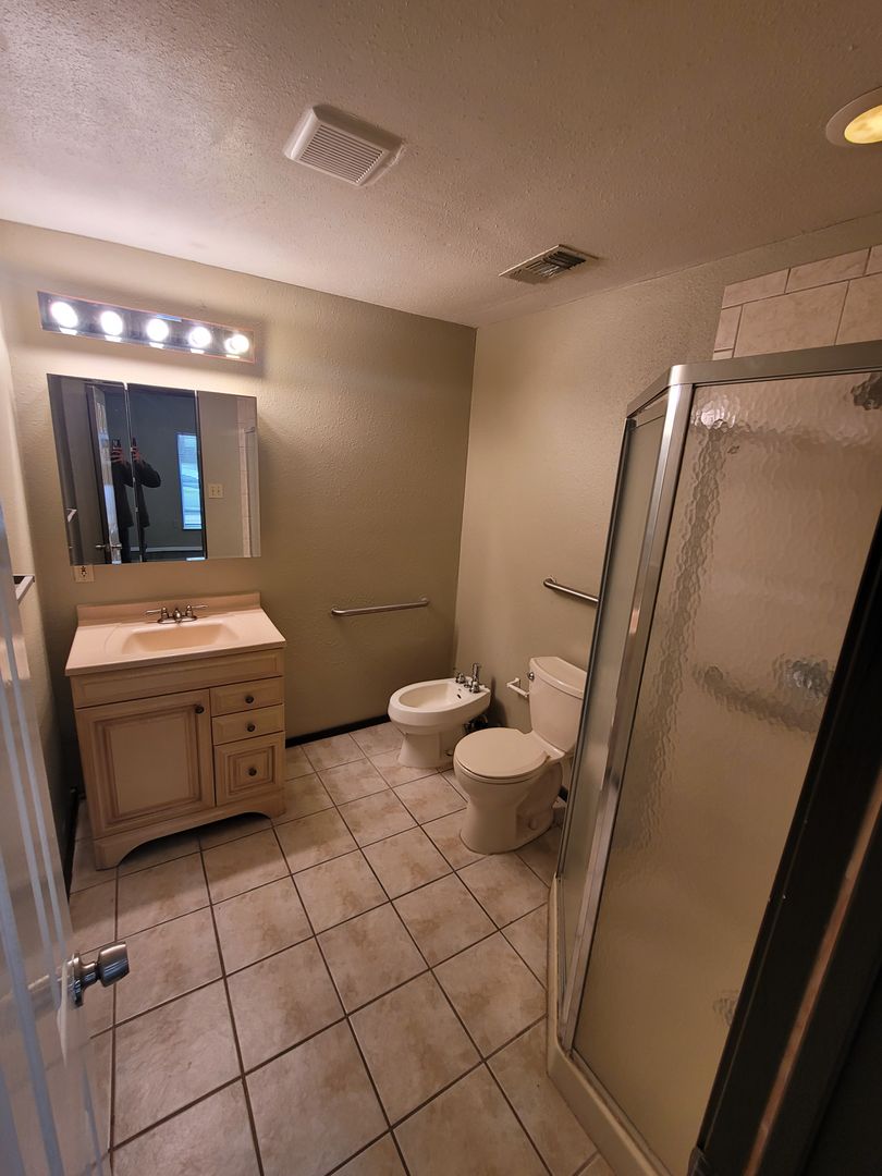 CARROLLTON House: 2320 MONTCLAIR CIR