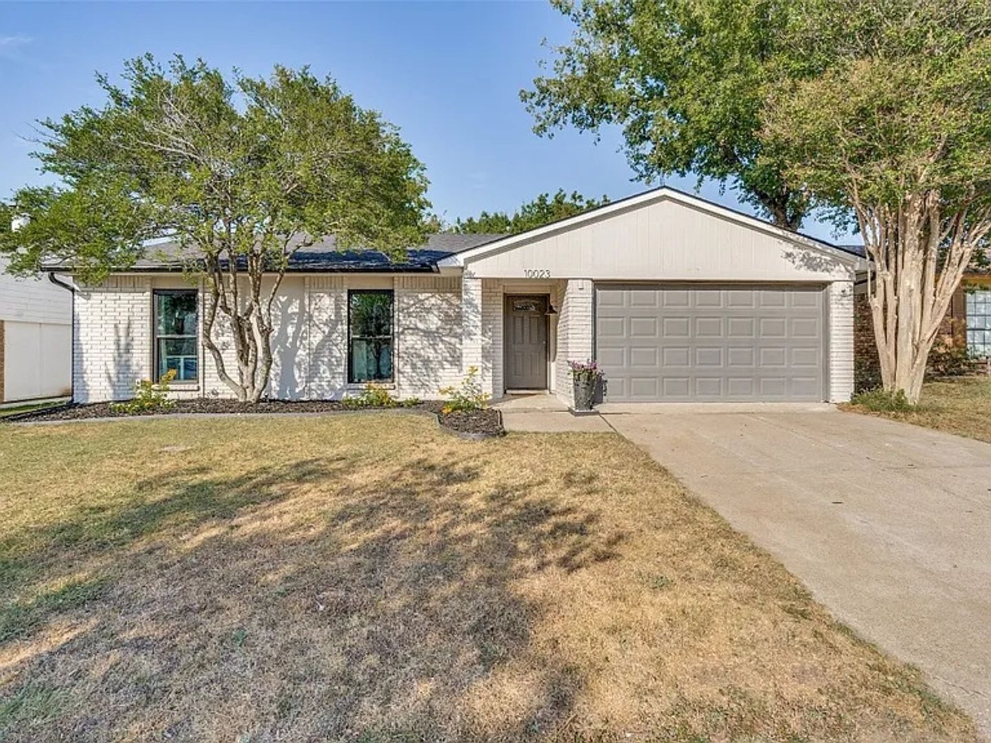 DALLAS House: 10023 DEER HOLLOW DR