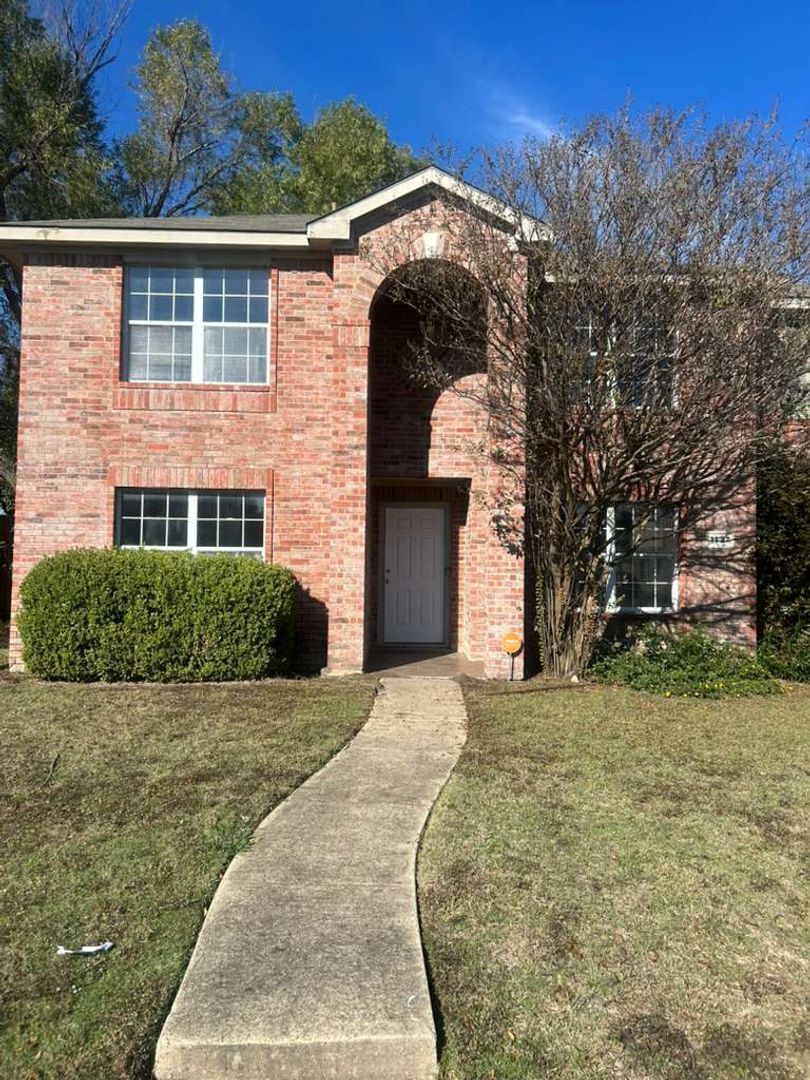 CEDAR HILL House: 1137 BEECHWOOD LN