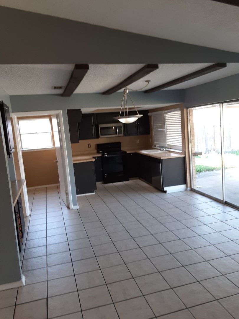 CARROLLTON House: 2019 DEERFIELD DR