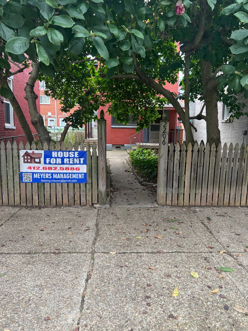 Pittsburgh House: 2206 Sarah St