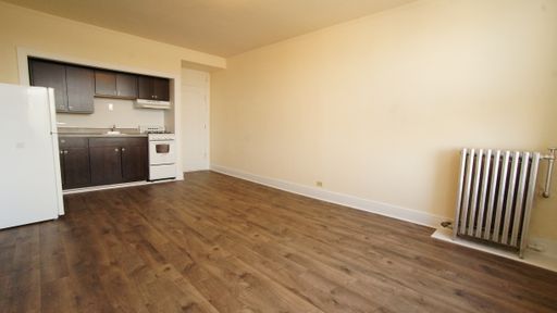 Great renovated studio available! – photo 1