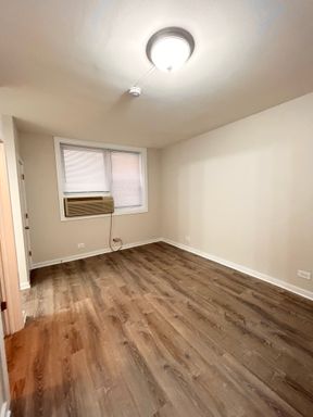 Great renovated studio available! – photo 1