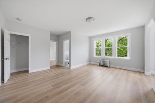 Fully Renovated Top-Floor 1 bedroom available! – photo 1