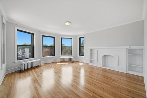 Renovated Top-Floor three bedroom available! – photo 1