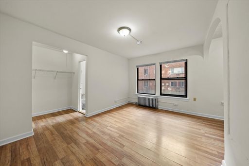 Great Studio apt available in East Edgewater! – photo 1