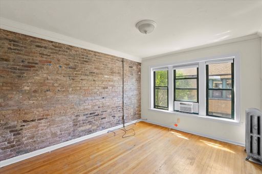Top-Floor studio available! – photo 1